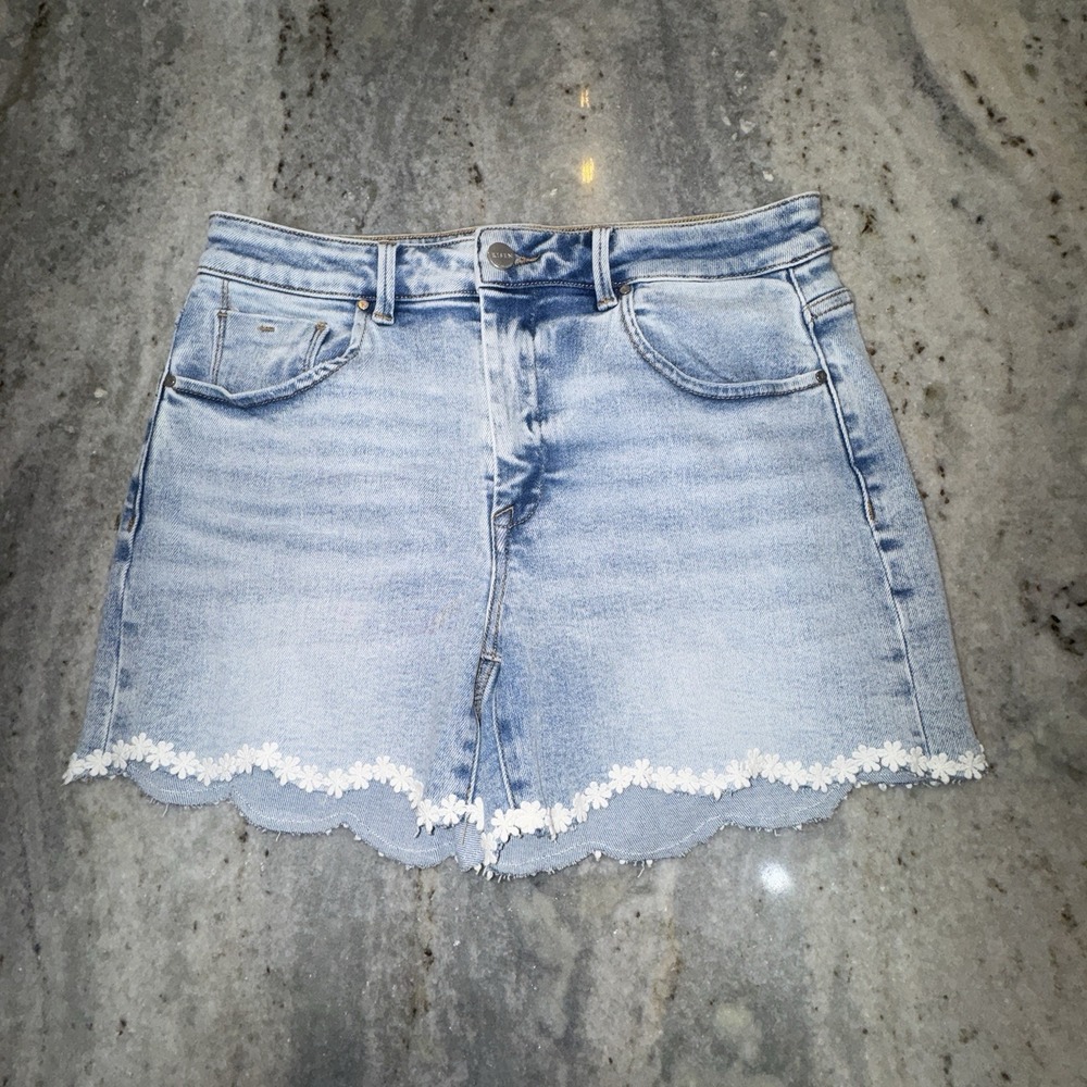 Risen Jeans High Rise Shorts Scalloped Hem Crochet Flowers Sz L 30" Festival
